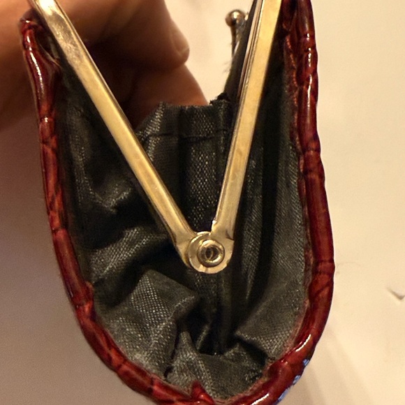 Elegant Burgundy Crocodile-Embossed Clutch Kiss Lock Closure. Faux Leather - Picture 6 of 11